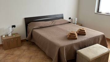 3 dormitorios, tabla de planchar con plancha, cuna de viaje