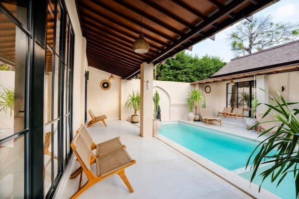 المنشأة من الداخل