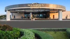 Un edificio moderno con una entrada circular, que indica 'Pickalbatris Hotel & Resorts Luxury Suites'.