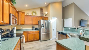 Fridge, microwave, stovetop, dishwasher