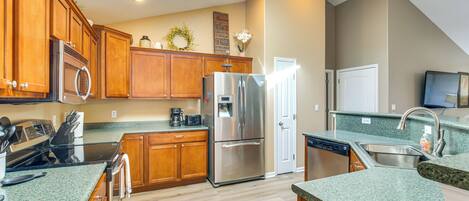 Fridge, microwave, stovetop, dishwasher