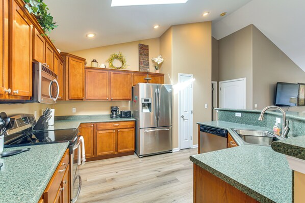 Fridge, microwave, stovetop, dishwasher