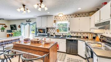 Fridge, microwave, stovetop, dishwasher
