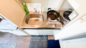 A compact kitchenette with a stainless steel sink, a frying pan, and a bottle of dish soap. - 4 min train to Shinjuku ｜ 8 min walk to station ｜Up to 6 guests｜Newly renovated｜loft (Tokyo)
