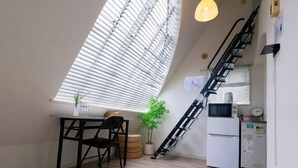 A small kitchen with a microwave, a refrigerator, and a window with blinds. - 4 min train to Shinjuku ｜ 8 min walk to station ｜Up to 6 guests｜Newly renovated｜loft (Tokyo)