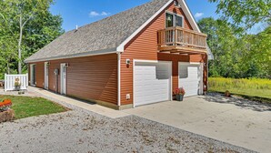 Il s’agit d’un bâtiment en bois d’un seul étage, doté d’un garage, d’un balcon et d’une pelouse bien entretenue.