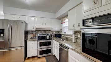 KylskÄp, mikrovÄgsugn, spishÀll och diskmaskin