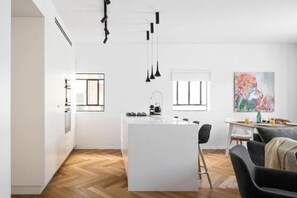 Room - Spacious & Modern 3BD Apt by Sea N' Rent (Tel Aviv)