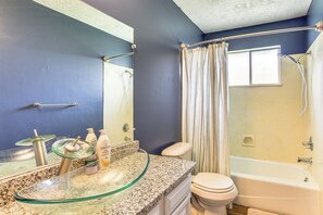 Hair dryer, towels - Fish, Golf, Explore: Home 3 Mi to Prien Lake Park! (Lake Charles)