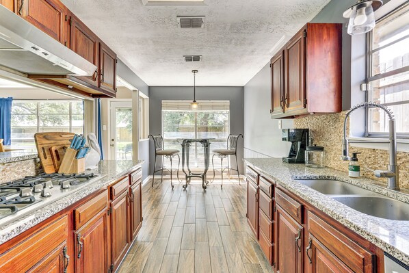 Fridge, microwave, stovetop, dishwasher