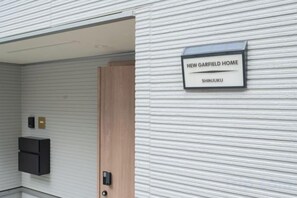 Exterior detail - New Garfieldhome Shinjuku (Tokyo)