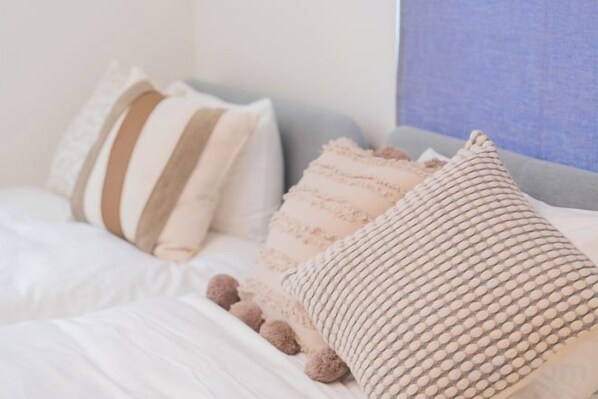A bed with white bedding and three pillows. - New Garfieldhome Shinjuku (Tokyo)