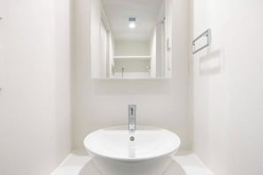 A white bathroom with a pedestal sink and a mirror above it. - LEGALAND Hatagaya ANNEX (Tokyo)