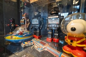 A display of various toy robots and vehicles. - KIRAKU･LITTLE HOME (Kyoto)