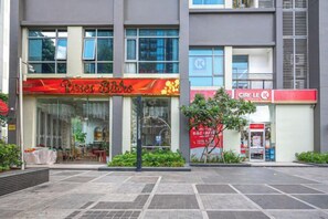A building with a restaurant named 'Pissis Bistro' and a Circle K convenience store. - THE LANDMARK 81 LUXURY ART CONDOTEL (Ho Chi Minh City)