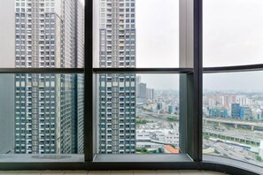 Un edificio moderno con vistas a un paisaje urbano a través de amplios ventanales.