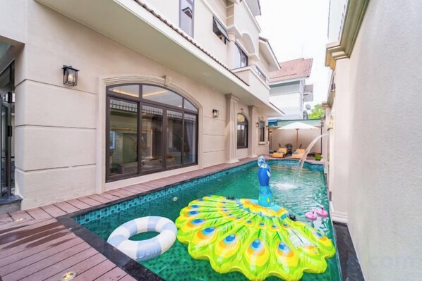 Una piscina con un flotador circular y un elemento acuático.
