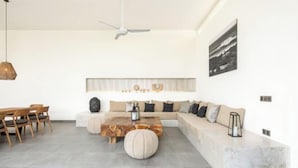 Ein modernes Wohnzimmer mit einer Couch, einem Couchtisch und einem Essbereich.