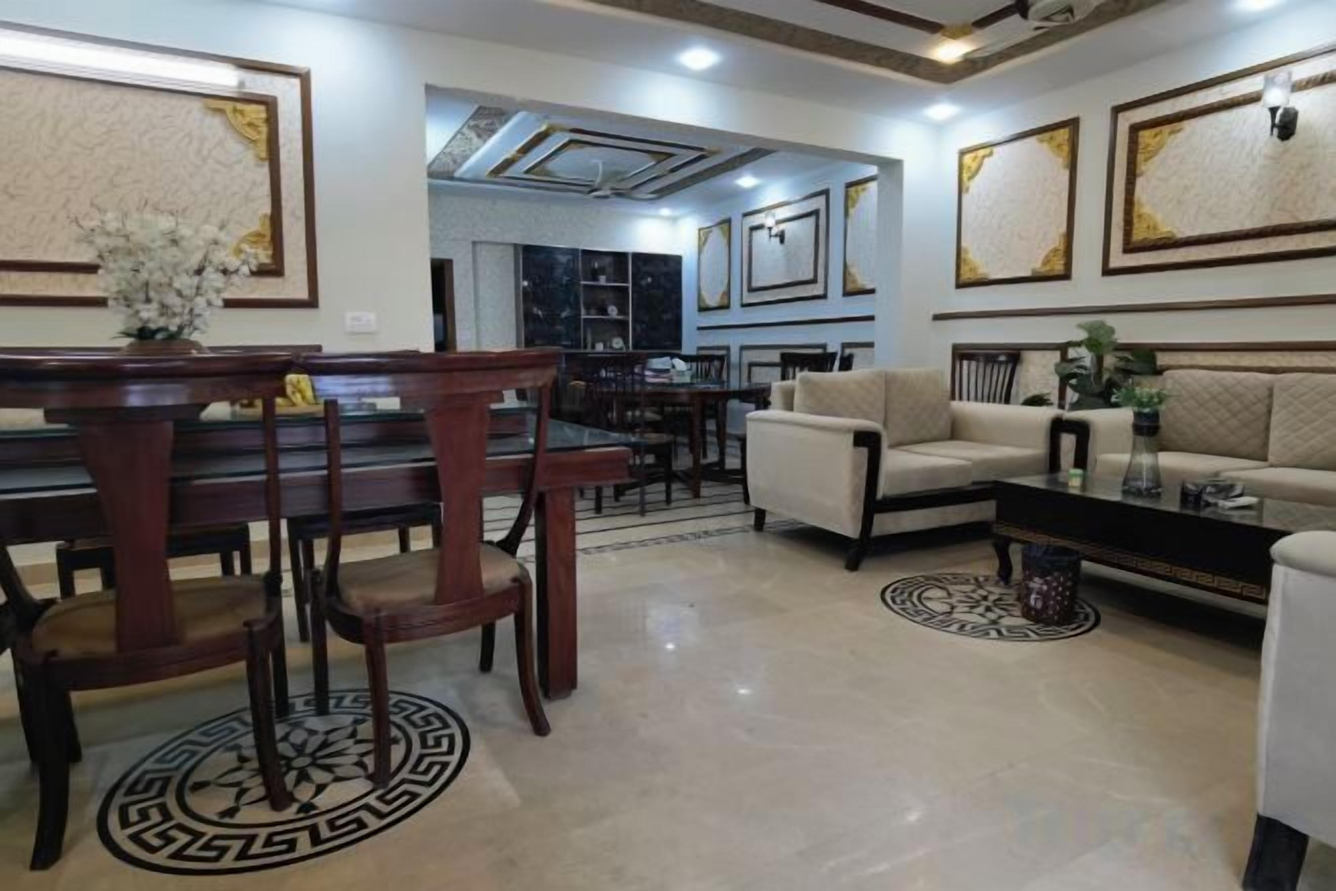 Un salon moderne avec un coin repas, comprenant un canapé, une table basse et une table à manger avec des chaises.