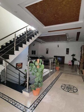 المنشأة من الداخل