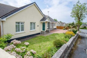 Garden - 10 Warlows Meadow - 3 Bed Holiday Home - Manorbier (Manorbier)