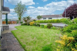 Garden - 10 Warlows Meadow - 3 Bed Holiday Home - Manorbier (Manorbier)
