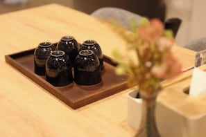 A tray with four black ceramic items on a wooden surface. - Kin・ Tengachaya8-14 (Osaka)