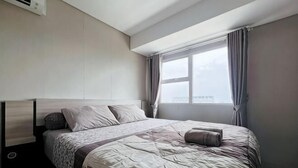 Une chambre d’hôtel avec un lit, une fenêtre et une vue sur la ville.