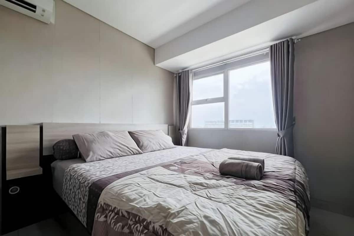 Une chambre d’hôtel avec un lit, une fenêtre et une vue sur la ville.