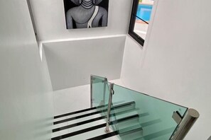 Een strijkplank/strijkijzer, babybedden