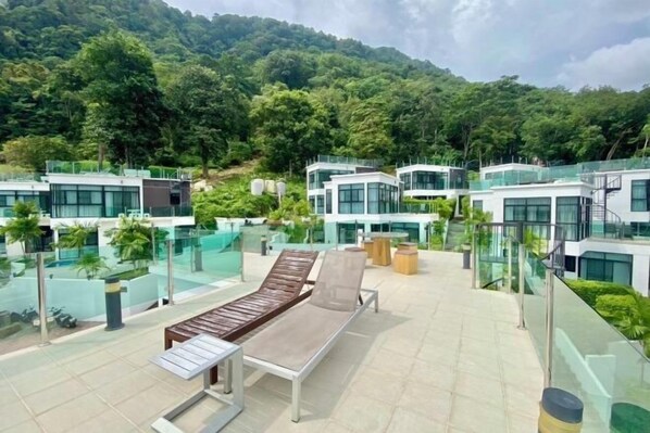 Iron/ironing board, cribs/infant beds