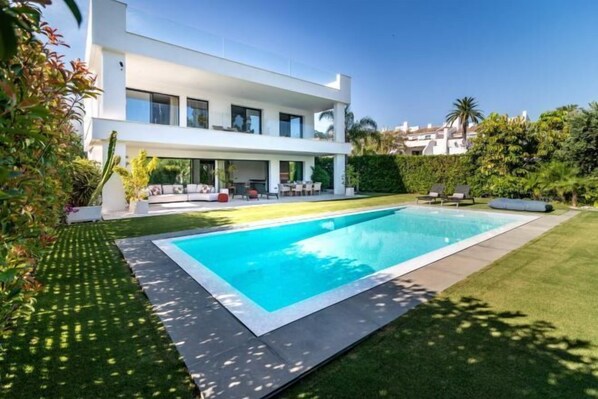 Outdoor pool - All About Villa Gardenias (Marbella)