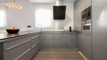 Minibar, Zimmersafe, Schreibtisch, Bügeleisen/Bügelbrett