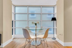 Dining - Luxurious Sir John Lyon Serviced Apartment (London)