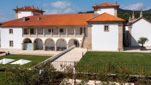 A white building with a red-tiled roof, a central staircase, and a covered courtyard with arches. - Solar do Requeijo by Luna Hotels & Resorts (Giela)