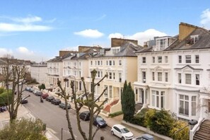 View from property - Stylish 3-Bedroom Flat in Belsize Park – Perfect for Families & Business Trips! (London)