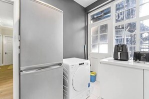 Room - Stylish 3-Bedroom Flat in Belsize Park – Perfect for Families & Business Trips! (London)