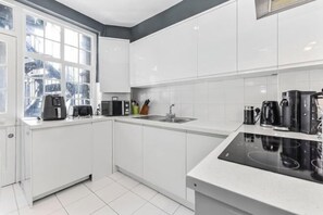 Room - Stylish 3-Bedroom Flat in Belsize Park – Perfect for Families & Business Trips! (London)