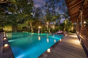 حمام سباحة خارجي