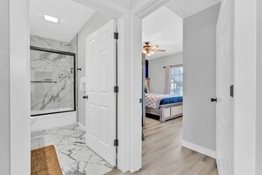 2 dormitorios, tabla de planchar con plancha, Internet y ropa de cama