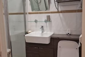 Cribs/infant beds - Lovely 1 Bedroom Apartment with Free Parking (Ealing)