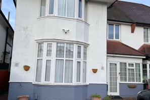 Exterior - Lovely 1 Bedroom Apartment with Free Parking (Ealing)