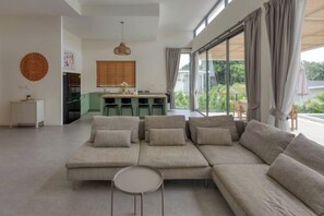 Room - Tropical Peaceful Poolside Retreat by Sea N' Rent (Koh Phangan)