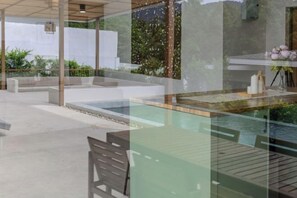 Indoor pool - Tropical Peaceful Poolside Retreat by Sea N' Rent (Koh Phangan)