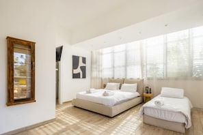 Room - Stylish 3BR Apt w Balcony 5 min Walk from Beach (Tel Aviv)