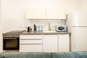 Room - Stylish 3BR Apt w Balcony 5 min Walk from Beach (Tel Aviv)