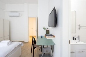 Room - Stylish 3BR Apt w Balcony 5 min Walk from Beach (Tel Aviv)