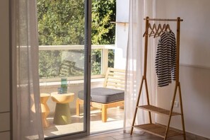 Room - Stylish 3BR Apt w Balcony 5 min Walk from Beach (Tel Aviv)