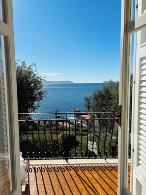 A balcony with a view of the sea and distant mountains. - Charming Naples escape w/stunning sea views from private terrace (Napoli)