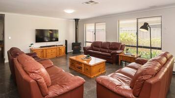 Smart TV, fireplace, DVD player, table tennis